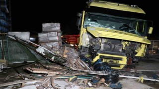 Tır iş yerine daldı, o anlar kameraya yansıdı