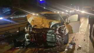 Tır, otomobil ile kamyonete çarptı: 4 yaralı
