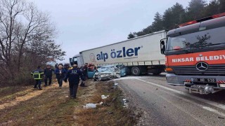 Tıra çarpan Opel marka otomobil 2 kişiye mezar oldu