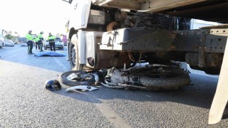 Tırın altında kalan motosiklet sürücüsü hayatını kaybetti