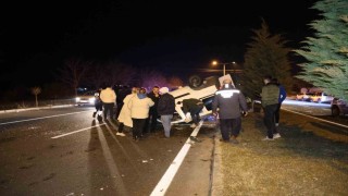 Tırın çaptığı hafif ticari araç takla attı: 2 yaralı