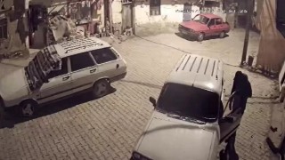 Tokatta araçtan ses sistemi çalan hırsız güvenlik kamerasına yakalandı