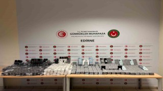 Tonlarca kağıdın altında kaçak telefon saklamışlar