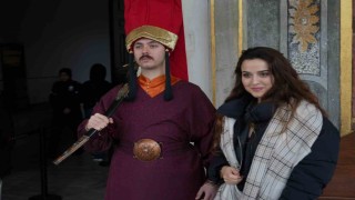 Topkapı Sarayında Osmanlı geleneği: Jandarmalar, silahtar kıyafeti ile nöbet tutmaya başladı