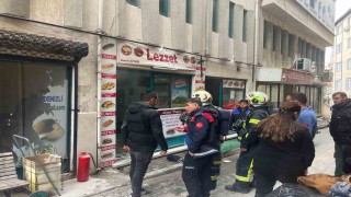 Tost salonunda çıkan yangın paniğe neden oldu