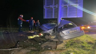 Trafik levhasına çarpan otomobil ikiye katlandı... Feci kaza kamerada