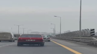 Trafikte egzoz patlatarak ilerleyen sürücü kameraya yansıdı