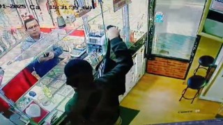 Trajikomik soygun girişimi...Oyuncak silahla soymaya kalktığı kuyumcudan böyle dayak yedi