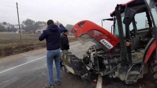 Traktörle çarpışan otomobil, tıra çarparak durabildi: 2 yaralı