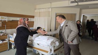 Turhal Belediye Başkanı Ural, kendi ürettikleri çiçeklerle hastalara moral verdi
