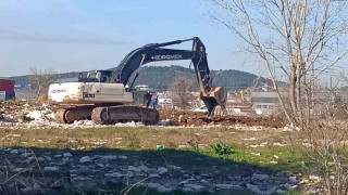 Tuzlada tehlike saçan moloz yığınları gündeme geldi, belediye harekete geçti