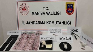 Üç şahsın yapılan üst ve araç aramasında uyuşturucu maddeler ele geçirildi