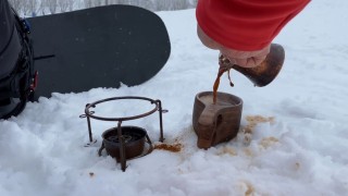 Uludağda snowboard yaparken Türk Kahvesi yudumladı