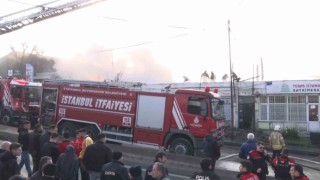 Ümraniyede 2 katlı binanın çatısı alev alev yandı