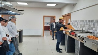 Üniversite öğrencileri Hızlı Yemek Restoran Uygulamaları sayesinde yaparak öğreniyorlar