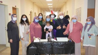 Üniversite öğrencileri lösemili çocuklara moral verdi