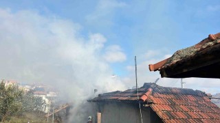 Uşakta müstakil bir ev yanarak küle döndü