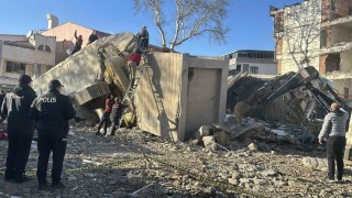 Uşakta yıkım esnasında iş makinesi operatörü enkaz altında kaldı