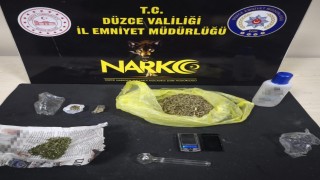 Uyuşturucu satan 2 şüpheli tutuklandı