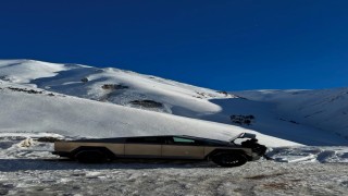 Uzungölün karlı dağlarında görülen Tesla Cybertruck görenleri hayrete düşürdü