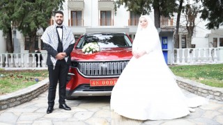 Vali Akbıyık makam aracı TOGG'u Gazzeli damada gelin arabası olarak tahsis etti