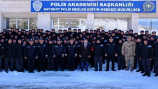 Vali Eldivan, polis adaylarıyla bir araya geldi