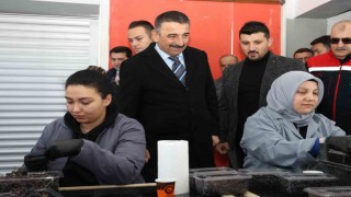 Vali Hacıbektaşoğlu, Özbağı-Eveyikli Köyleri Tarımsal Kalkınma Kooperatifini ziyaret etti