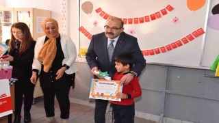 Vali Ustaoğlu kazada yaralanan öğrencilerin karnesini hasta yatağında teslim etti