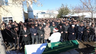 Vali/Mülkiye Başmüfettişi Ayhanın vefat eden annesi son yolculuğuna uğurlandı