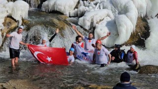 Van Gölü aktivistleri dondurucu soğuğa rağmen Muradiye şelalesine girdiler