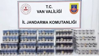 Vanda kayısı çuvalların içerisinde bin 490 paket kaçak sigara ele geçirildi