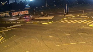 Viraja hızlı girince kaza kaçınılmaz oldu, otomobil devrildi: O anlar kamerada