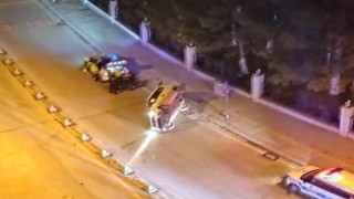 Virajı alamayan hafif ticari araç devrildi