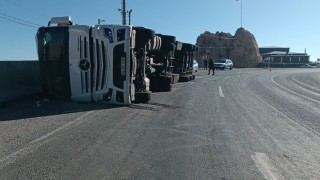 Virajı alamayan tır devrildi: 3 yaralı