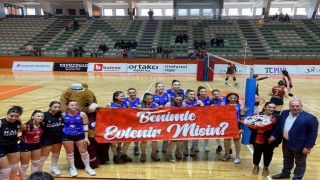 Voleybol maçında sürpriz evlenme teklifi
