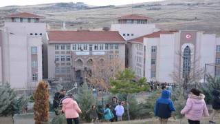 Yaklaşık 20 milyon öğrenci karnelerini alarak yarıyıl tatiline girdi