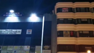Yalovada belediye çalışanı işten çıkarılınca çatıya çıktı, işe geri alınınca indi