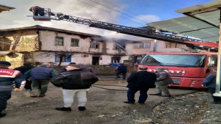 Yanan 2 katlı ev kullanılamaz hale geldi