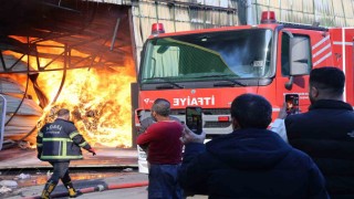 Yangında canlarını hiçe sayıp, sosyal medyadan yayın yaptılar