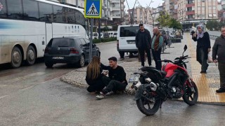 Yaralanan motosiklet sürücüsünü kız arkadaşı teselli etti