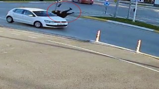 Yaya geçidinde otomobil çarptı, 5 dakika sonra farklı bir araç üzerinden geçti