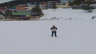 Yayladaki göl buz tuttu, insanlar üzerinde yürüdü
