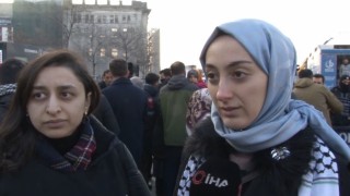 Yeni yılın ilk günü Galata Köprüsünde düzenlenen yürüyüşte vatandaşlardan Filistine destek mesajları