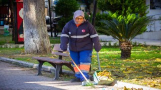 Yeni yılın ilk günü temizlik görevlileri ve pazarcılar çalıştı
