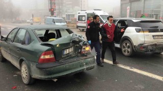 Yoğun sis ve buzlanma zincirleme kazayı beraberinde getirdi: 6 araç çarpıştı, 3 yaralı