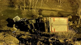 Yokuş aşağı inerken virajı alamayan kamyon şarampole uçtu: 1 yaralı