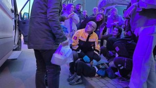 Yola aniden çıkan çocuğa minibüs çarptı