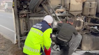 Yola devrilen tırda çıkan yangına ilk müdahaleyi jandarma yaptı