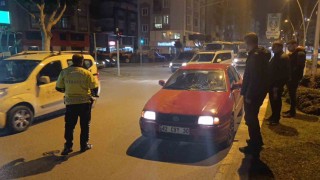 Yola fırlayan yayaya otomobil çarptı, metrelerce havaya savruldu