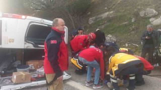 Yolcu minibüsü ile otomobil çarpıştı: 2 ölü, 18 yaralı